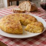 Tortilla de patatas jugosa (y el eterno debate de la cebolla)